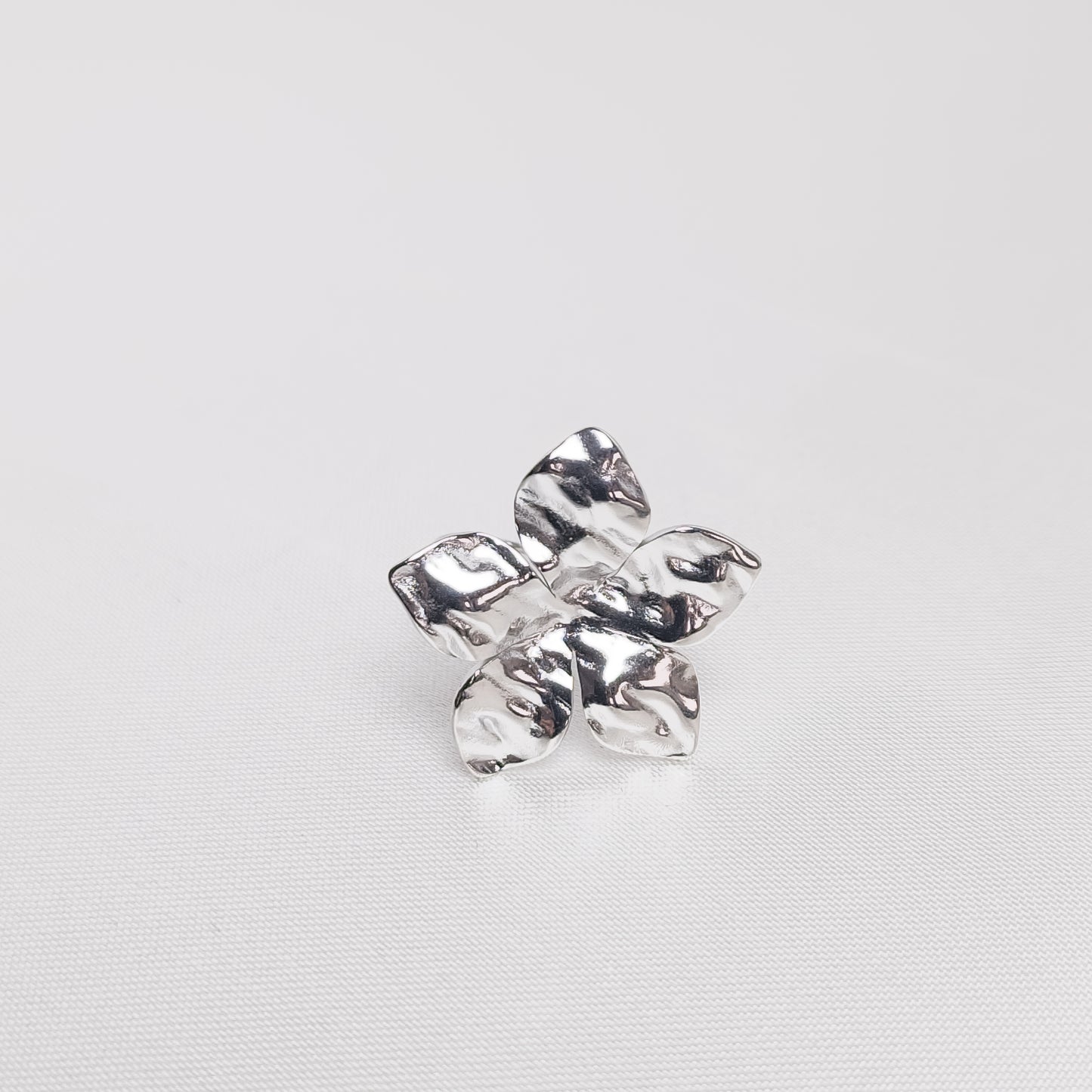 Bague Éléa, en acier inoxydable argenté, disponible à Paris.