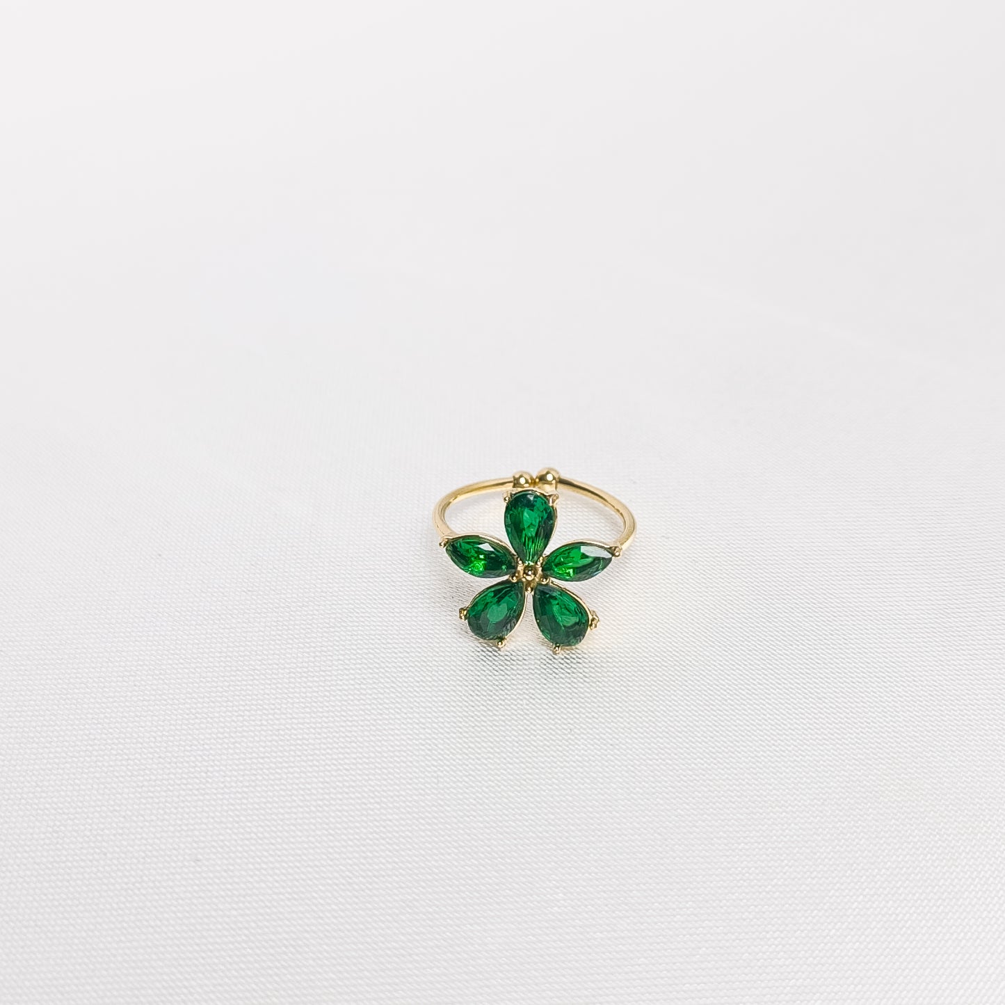 Bague Jade, en acier inoxydable doré, disponible à Paris.