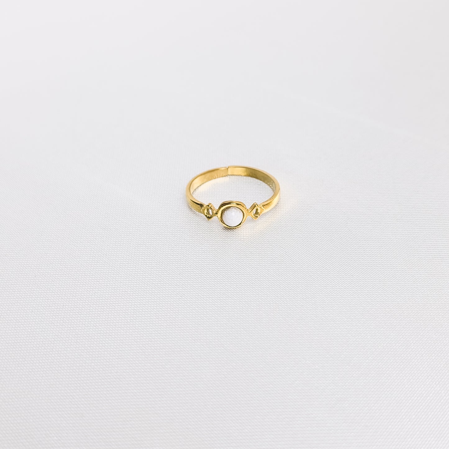 Bague Juliette blanc, en acier inoxydable doré, disponible à Paris