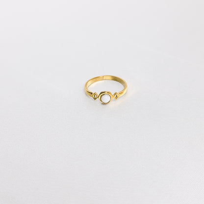 Bague Juliette blanc, en acier inoxydable doré, disponible à Paris