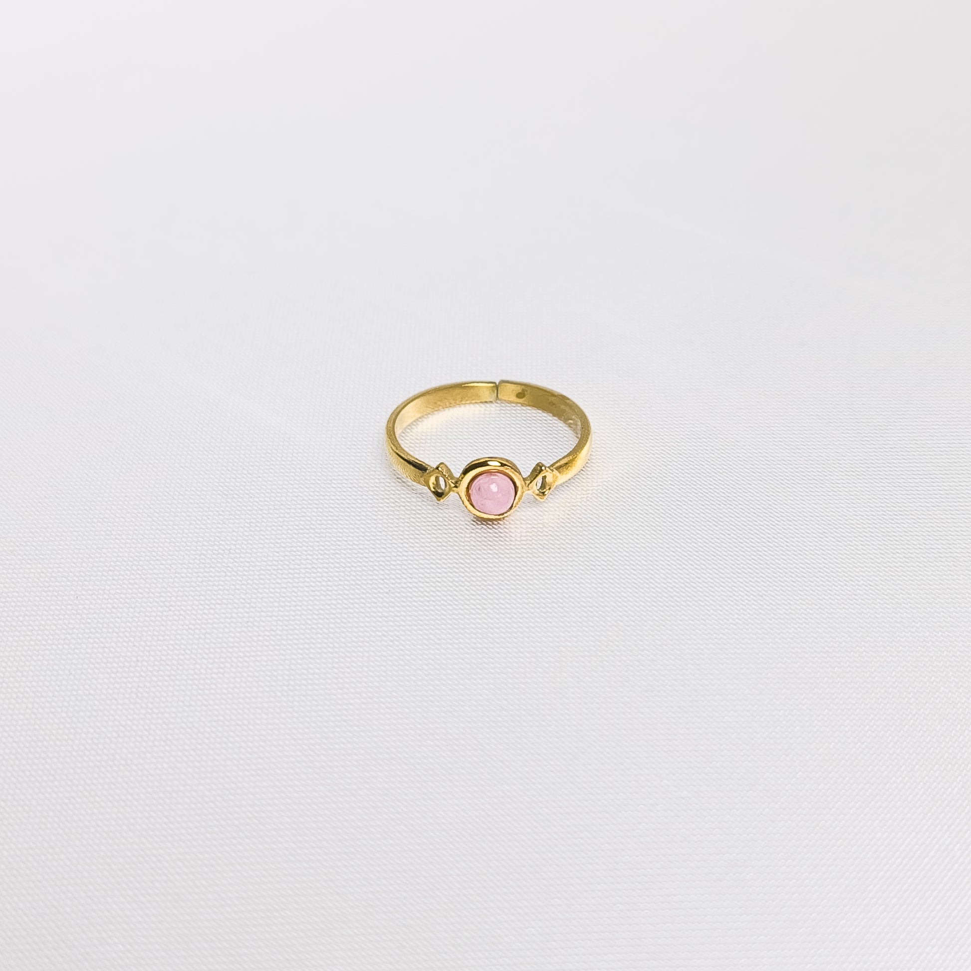 Bague Juliette rose, en acier inoxydable doré, disponible à paris 