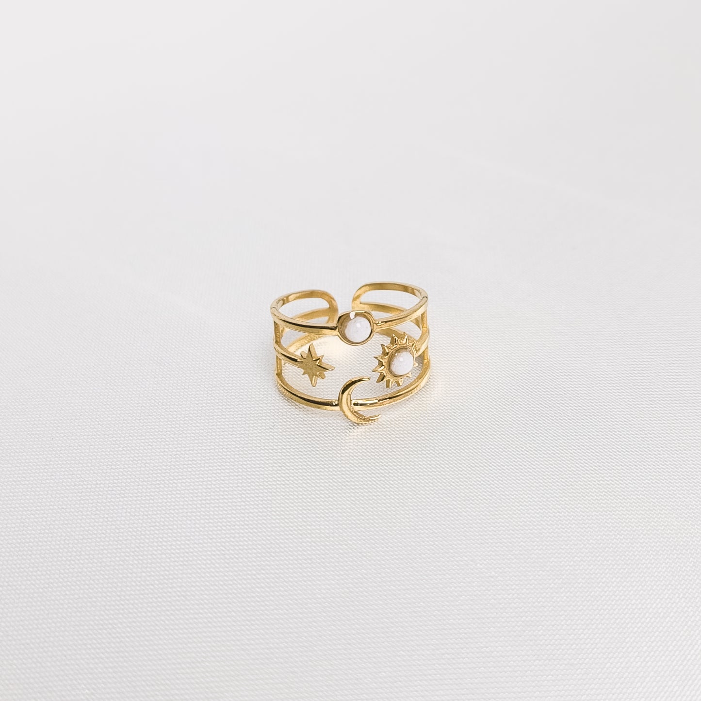 Bague Davina blanche, en acier inoxydable doré et argenté, disponible à Paris.