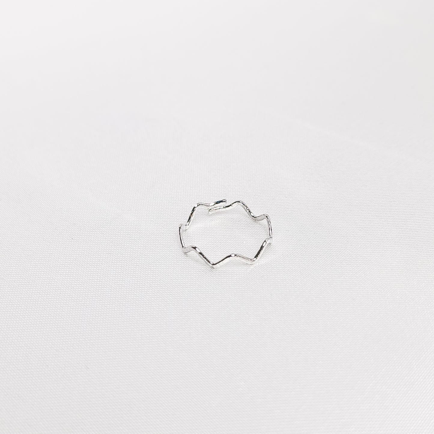 Bague Diane, en acier inoxydable argenté, disponible à Paris.