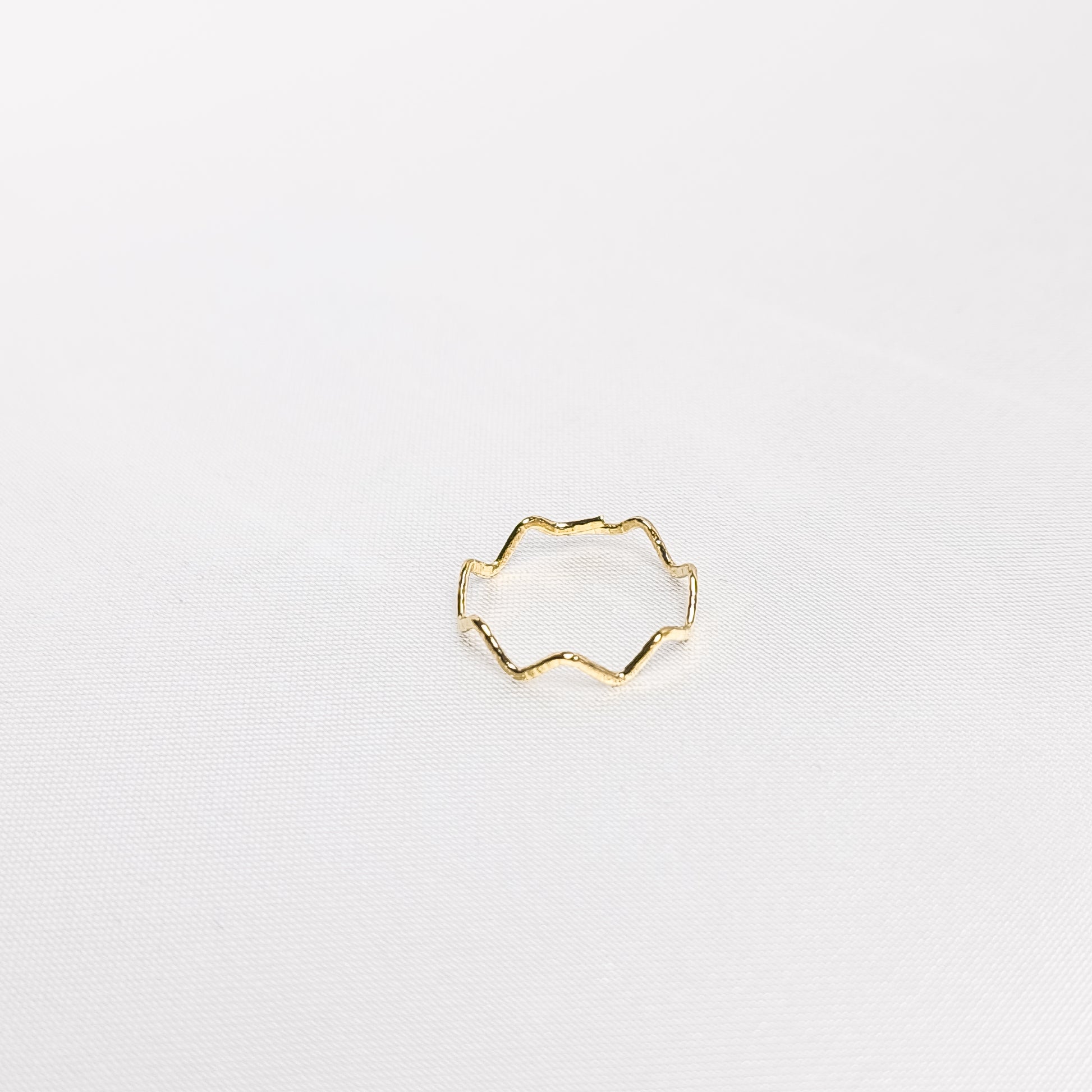 Bague Diane, en acier inoxydable doré, disponible à Paris.