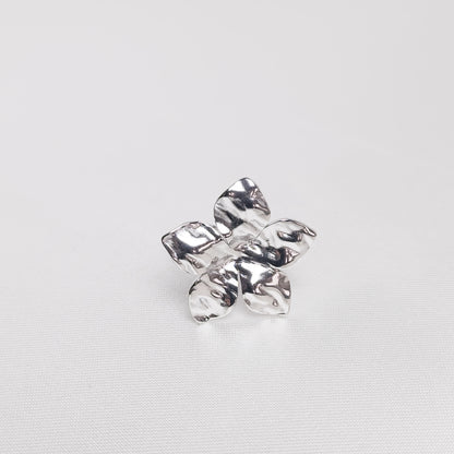 Bague Éléa, en acier inoxydable argenté, disponible à Paris.