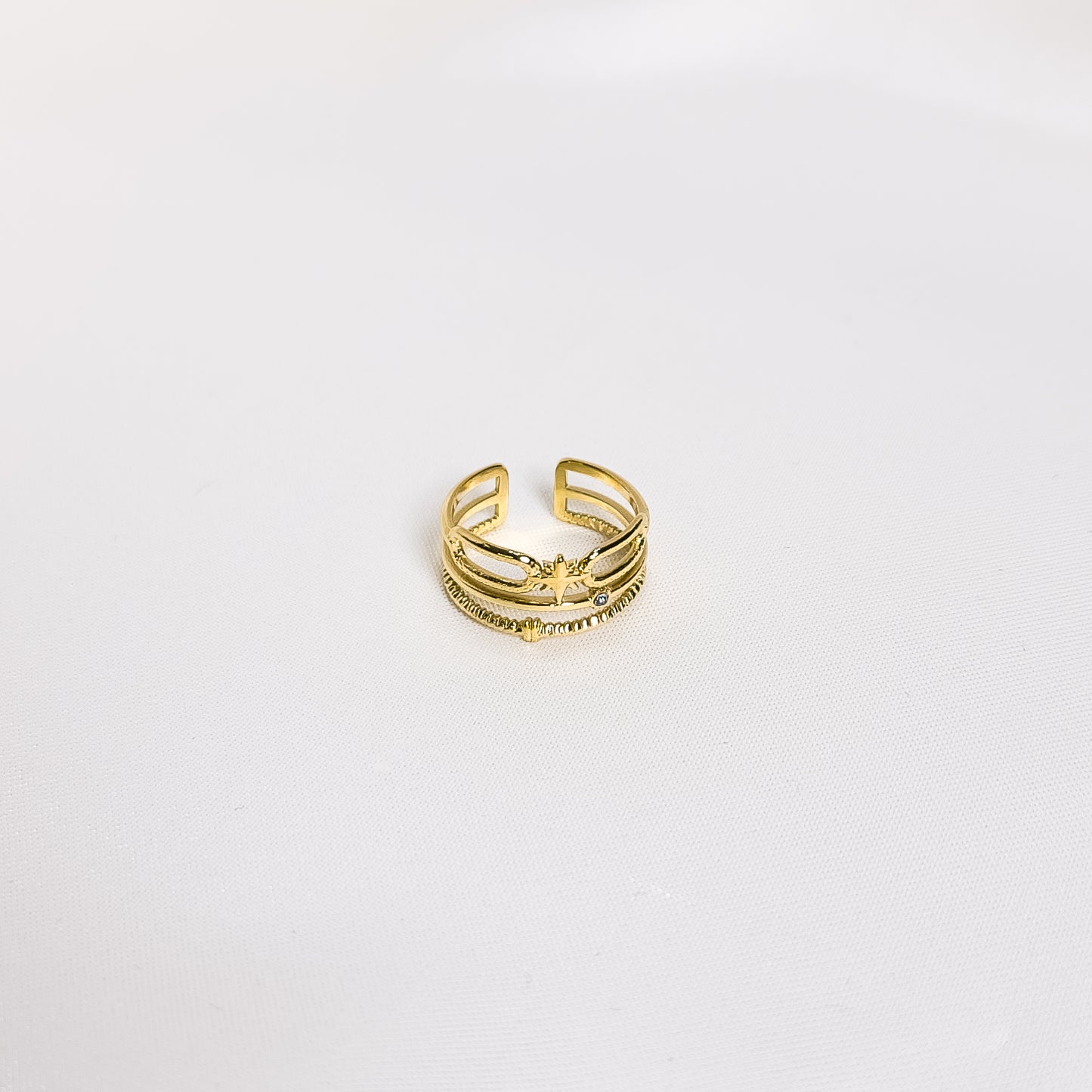 Bague Gaïa, en acier inoxydable doré, disponible à Paris.