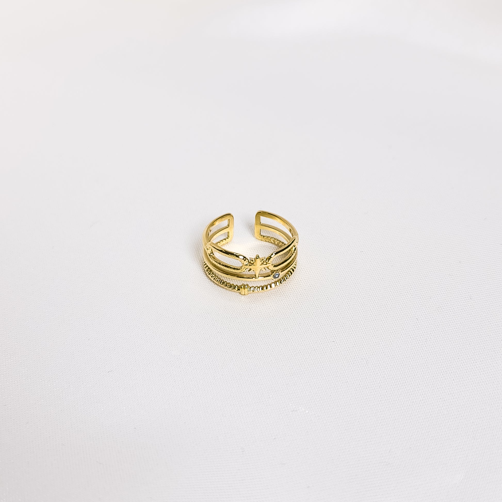 Bague Gaïa, en acier inoxydable doré, disponible à Paris.