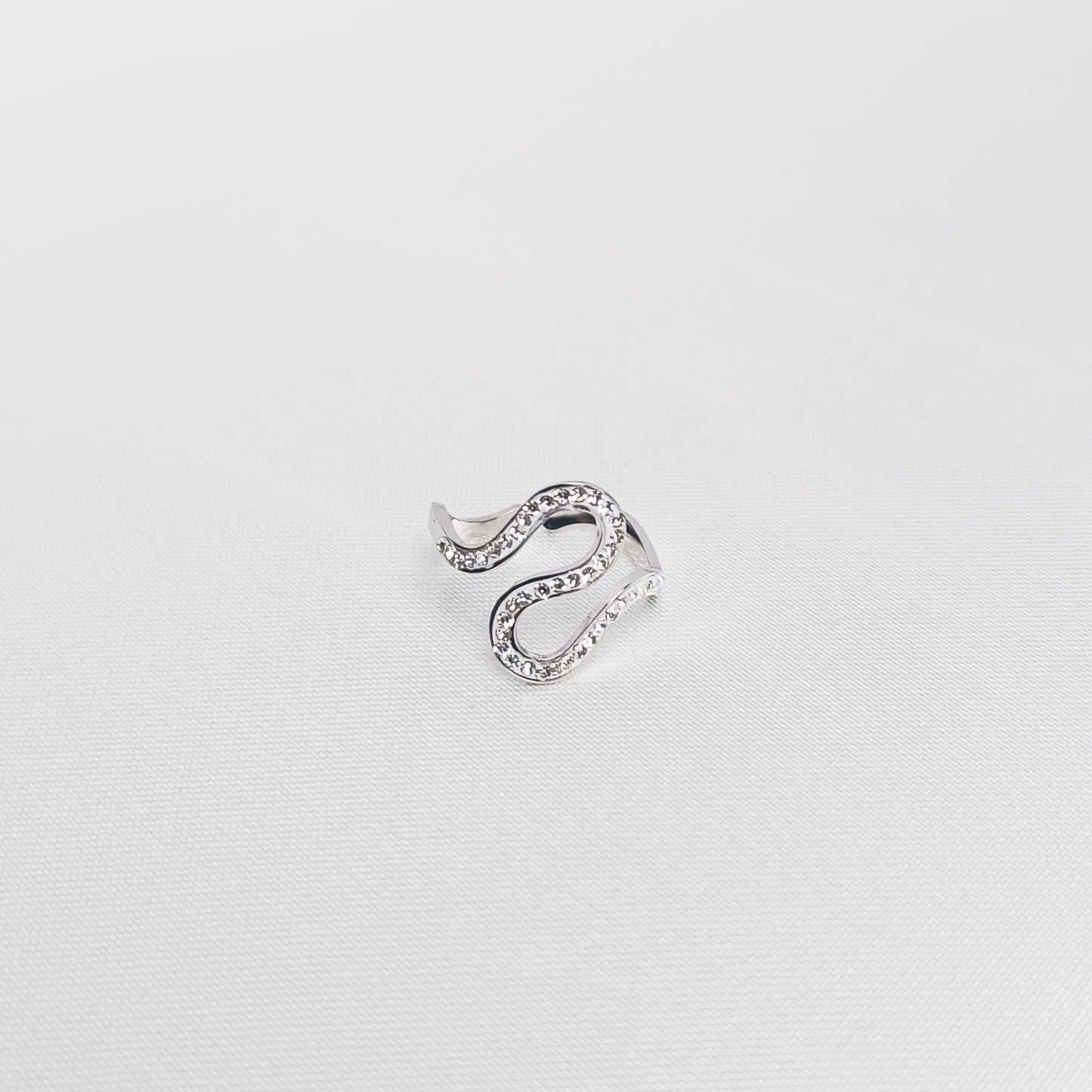 Bague Iris, en acier inoxydable argenté, disponible à Paris.