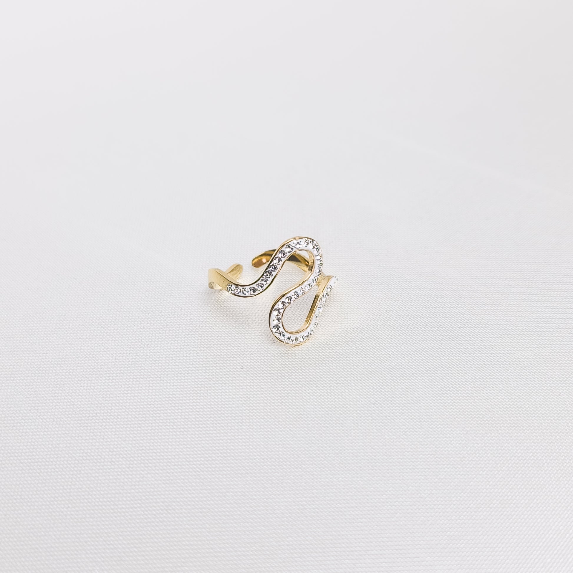 Bague Iris, en acier inoxydable doré, disponible à Paris.