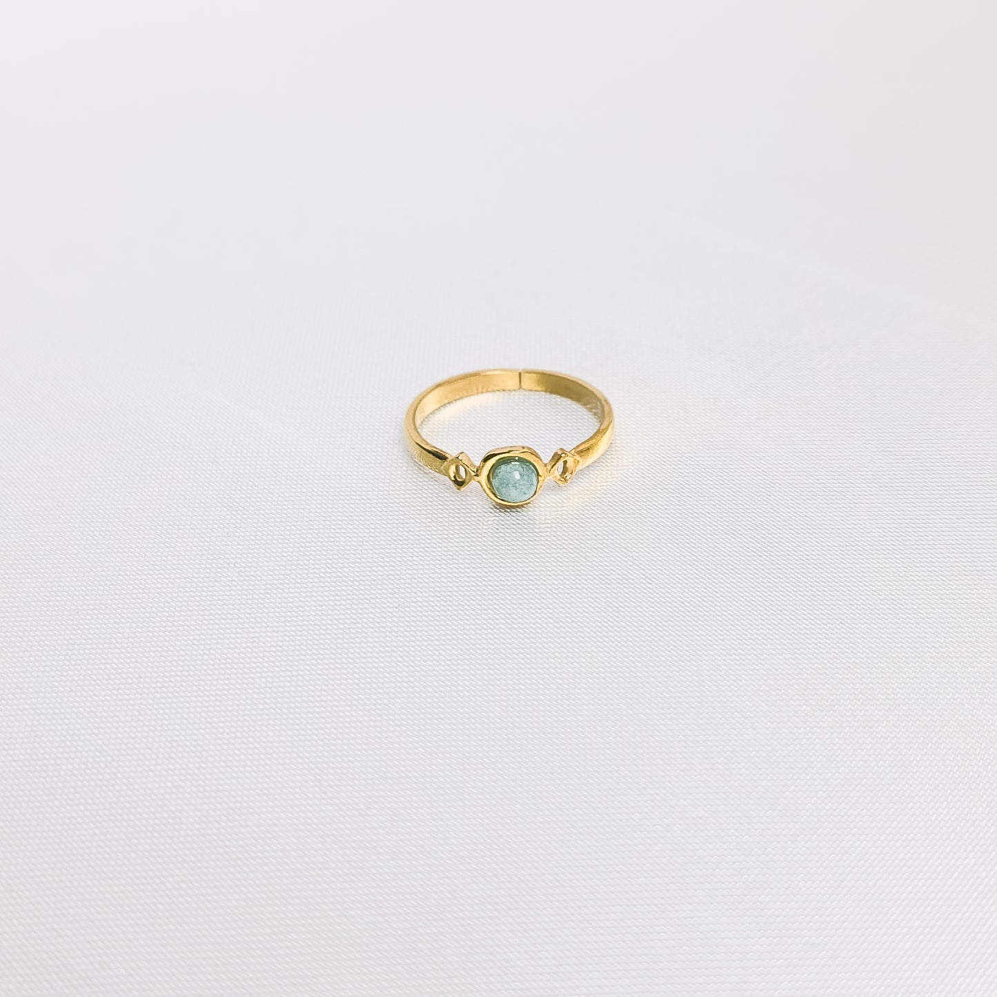 Bague Juliette bleu, en acier inoxydable doré, disponible à Paris.